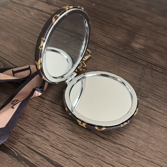 FASHION Luxury Bag Charm Key Chain - Picture 3 of 6